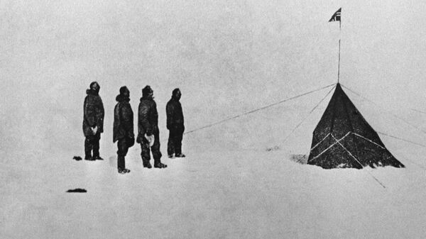 Руаль Амундсен и его спутники на Южном полюсе