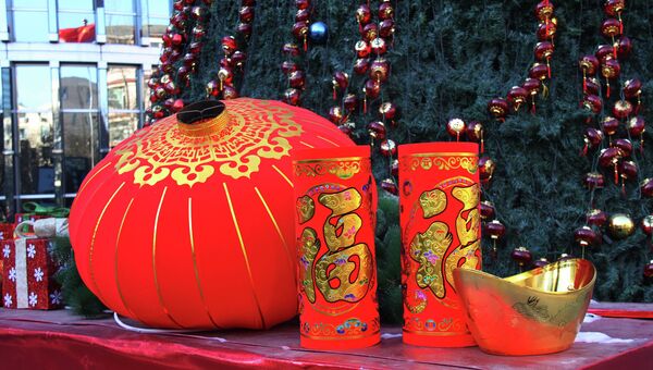 Красные фонари и алые петарды во время встречи нового года Змеи по лунному календарю в Пекине