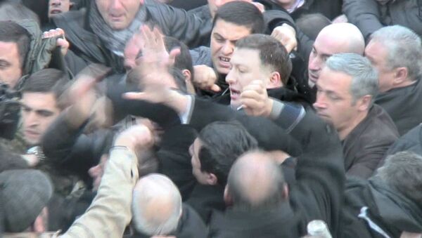 Толпа митингующих окружила мэра Тбилиси и накинулась на него с кулаками