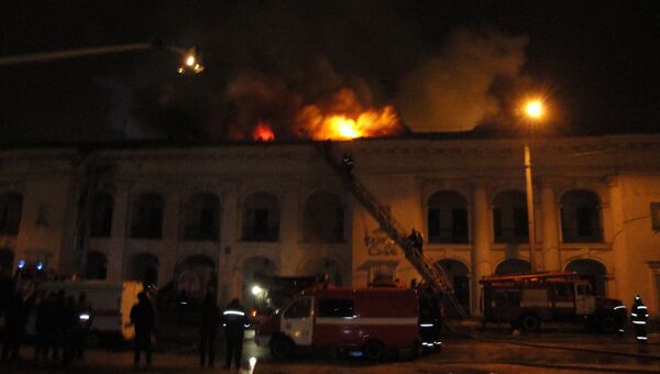 Пожар в здании памятника архитектуры Гостиный двор в Подольском районе Киева