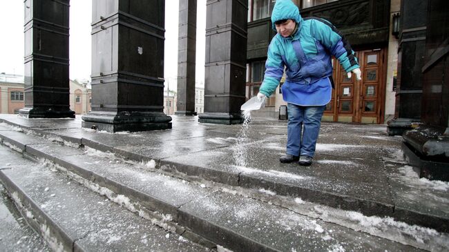 Обработка реагентом дороги в центре Москвы. Архивное фото