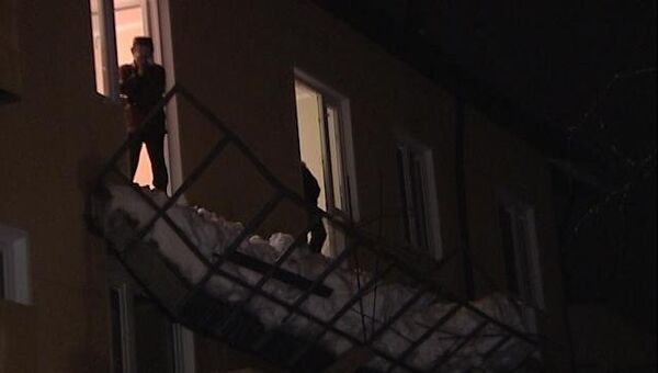 Балконы сорвались и повисли на фасаде дома для ветеранов ВОВ в Новгороде