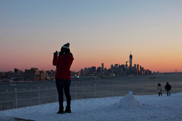 Жительница Нью-Йорка фотографирует город после шторма Немо