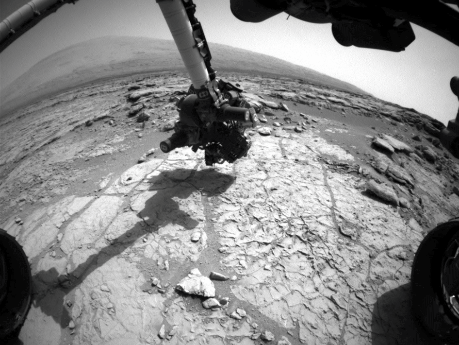 Марсоход Curiosity в процессе бурения камня