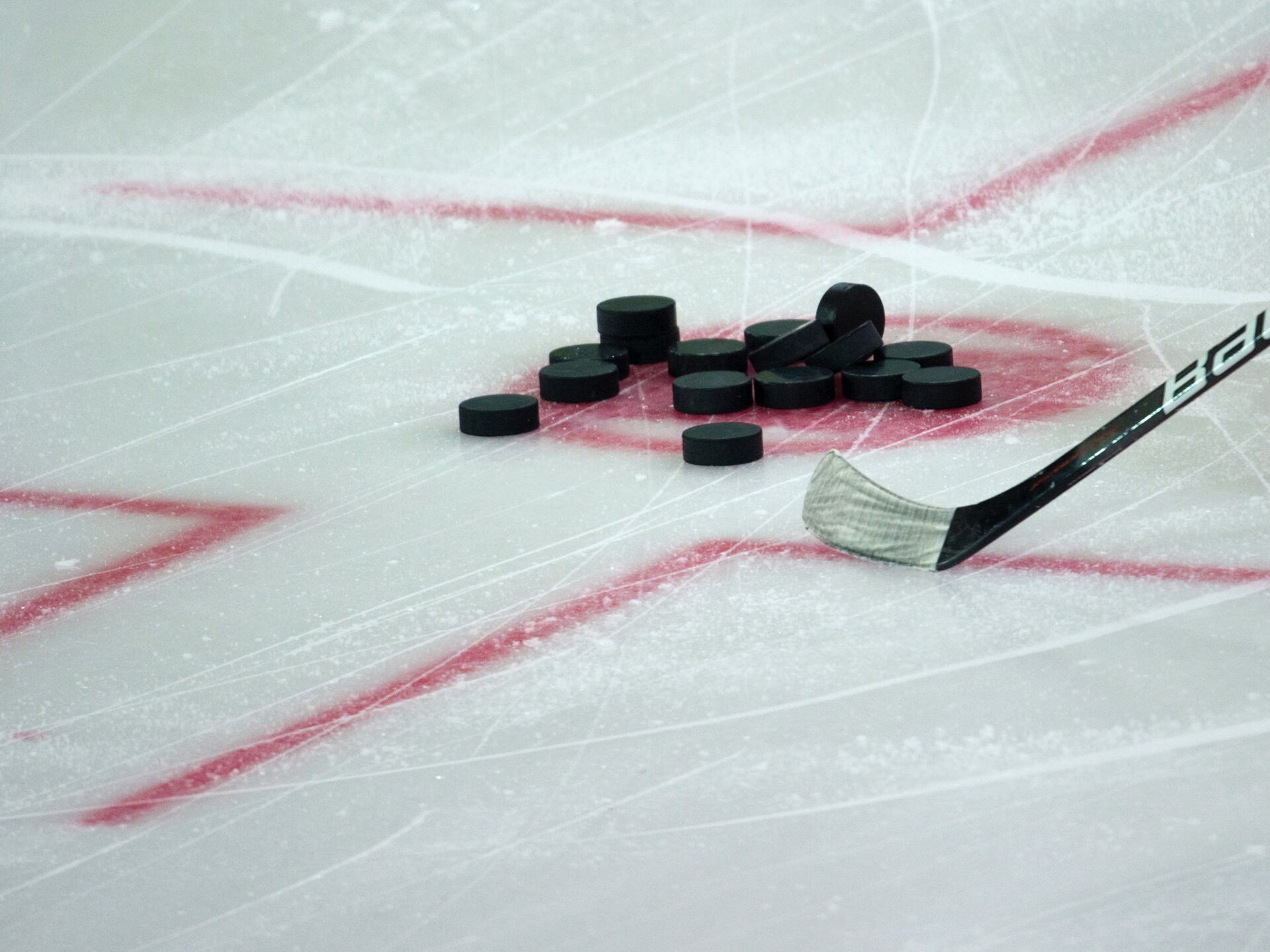 Хоккей 10 шайб. Хоккей с шайбой клюшка 2022. Шайба для хоккея. Лед хоккей. Хоккейная клюшка на льду.