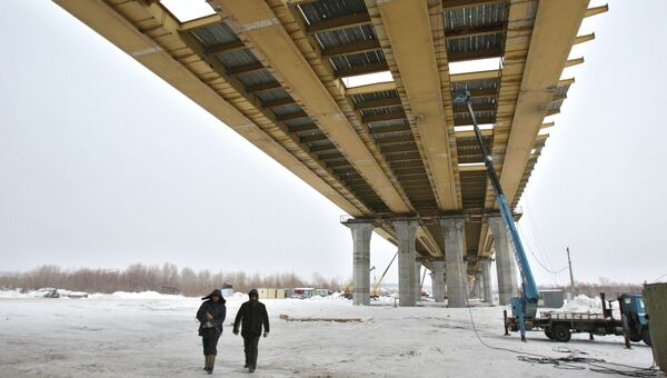 Строительство моста через реку Объ в Новосибирске