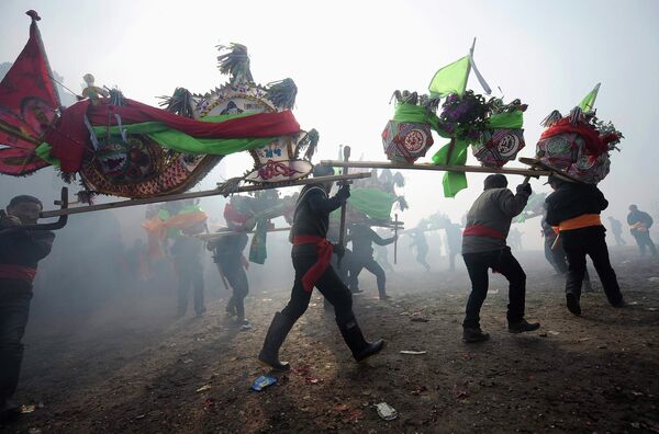 Люди празднуют Лунный Новый год в городе Уху, провинция Аньхой