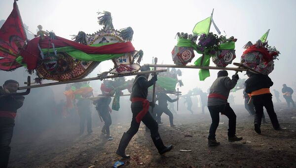Люди празднуют Лунный Новый год в городе Уху, провинция Аньхой