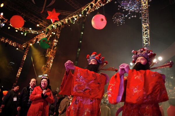 Артисты приветствуют зрителей во время празднования китайского Лунного Нового года в Гонконге