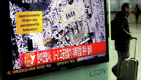 Жители Южной Кореи смотрят репортаж о предполагаемом ядерном испытании КНДР