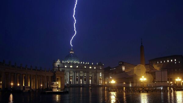 Молния, ударившая в собор Святого Петра в Ватикане