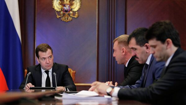 Д.Медведев проводит совещание на тему повышения зарплат учителям