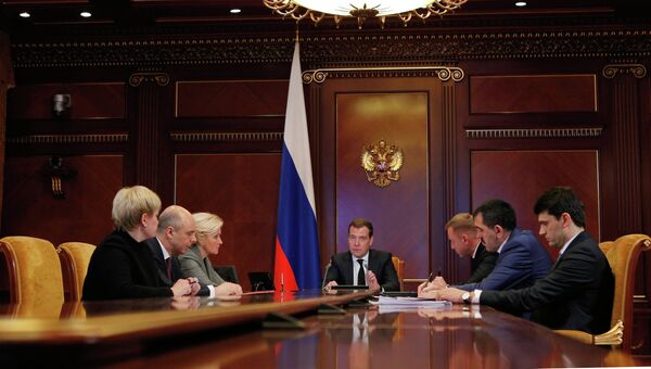 Д.Медведев проводит совещание на тему повышения зарплат учителям