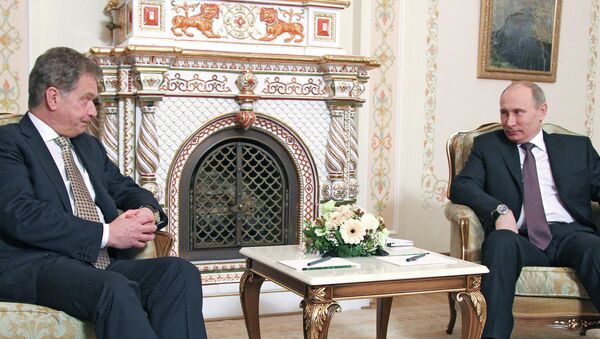 Президент РФ Владимир Путин (справа) во время встречи с президентом Финляндии Саули Ниинисте. Архивное фото