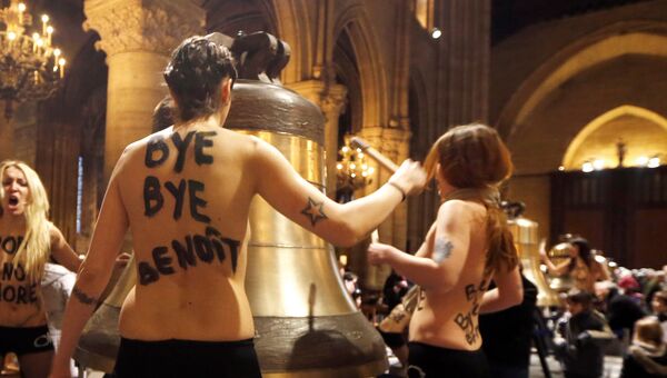 Активистки Femen провели акцию в Нотр-Дам-де-Пари, архивное фото
