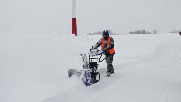 Уборка снега на территории аэропорта Горно-Алтайска