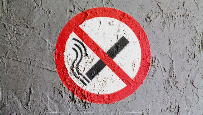 Знак Курение запрещено. Архивное фото