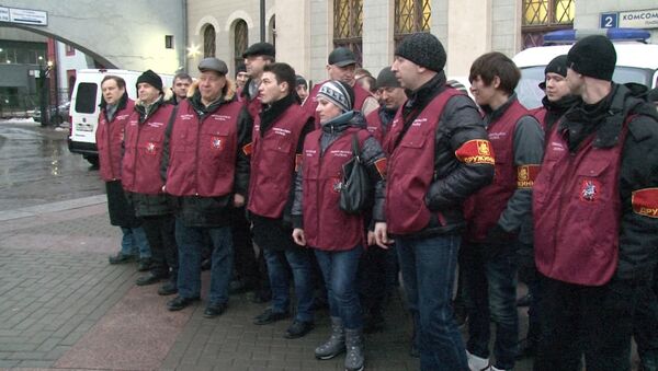Дружинники в красных жилетах искали нелегалов на Казанском вокзале