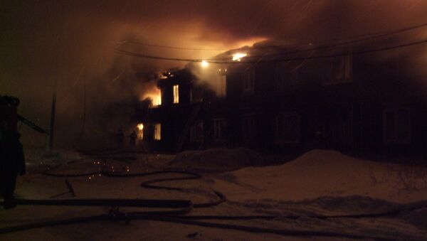Более 60 человек эвакуировали из двухэтажного жилого дома в Томске  из-за пожара.