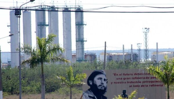 Нефтеперерабатывающий завод в городе Сьенфуэгос на южном побережье Кубы
