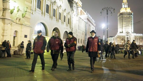 Народные дружинники патрулируют территорию Казанского вокзала. Архивное фото