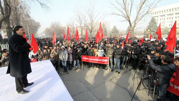 Сторонники партии Ата Мекен во время митина на центральной площади Бишкека