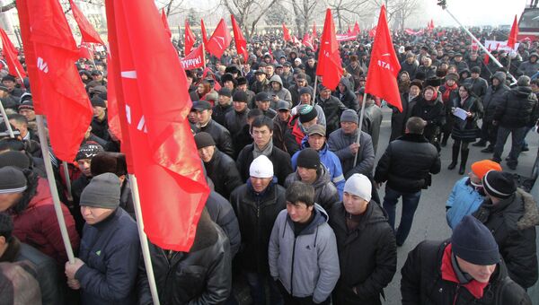 Сторонники партии Ата Мекен во время митина на центральной площади Бишкека