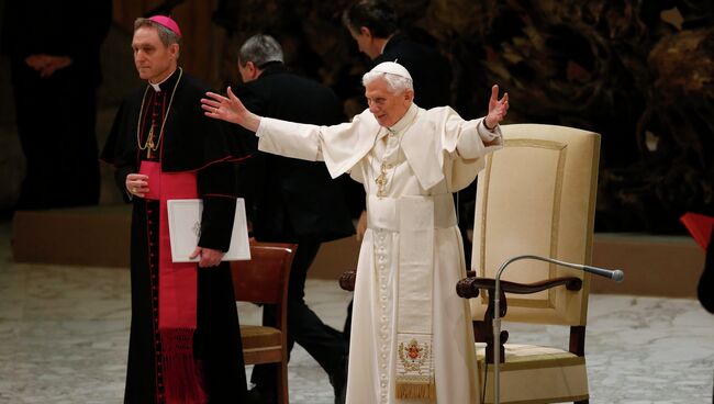 Папа Римский Бенедикт XVI на всеобщей аудиенции в зале Павла VI в Ватикане