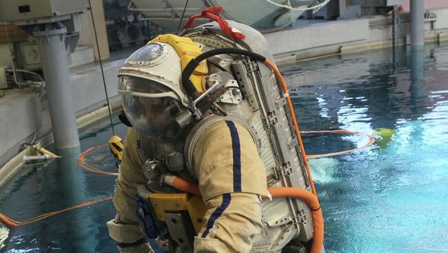 Тренировка космонавтов Елены Серовой и Александра Самокутяева