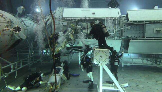 Тренировка космонавтов Елены Серовой и Александра Самокутяева