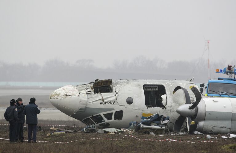 Обломки упавшего самолета Ан-24 под Донецком