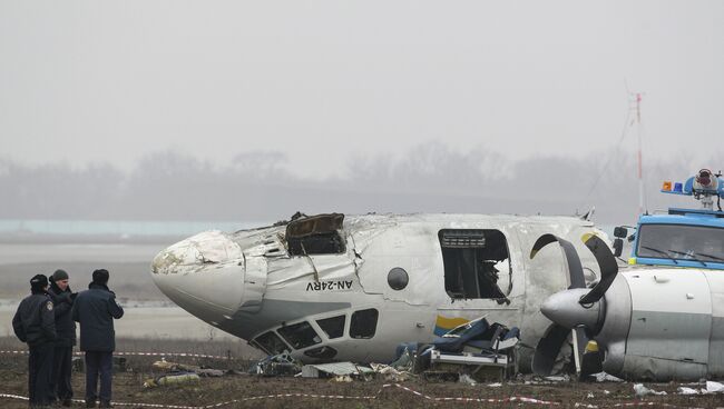 Обломки упавшего самолета Ан-24 под Донецком