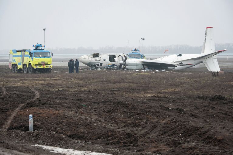 Обломки упавшего самолета Ан-24 под Донецком