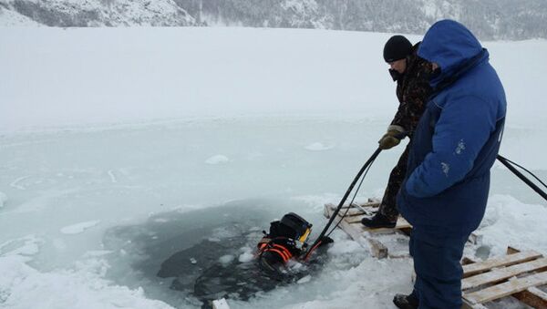 Работы по поиску утечки воды в искусственном озере Алтайской долины