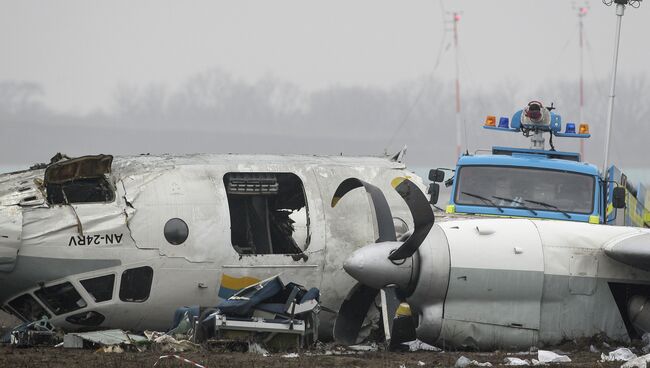 Обломки упавшего самолета Ан-24 под Донецком