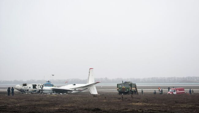 Обломки упавшего самолета Ан-24 под Донецком