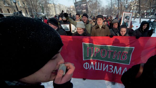 Активист Российского социалистического действия антифашист Филипп Гальцов (слева). Архив