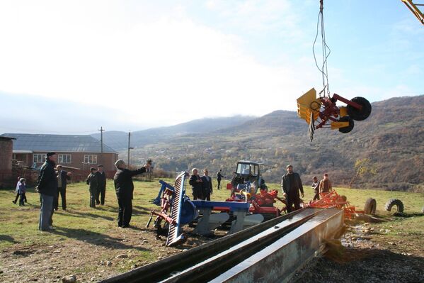МККК предоставляет агропромышленное оборудование жителям села Бетти-Мохк Чеченской Республики в рамках программы микроэкономических проектов, ноябрь 2012 г.