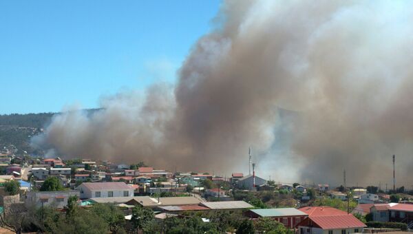 Дым от пожара в центральном чилийском регионе Вальпараисо