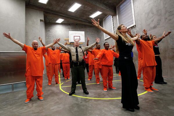 Заключенные танцуют в рамках протестной кампании против насилия над женщинами Пробуждение миллиарда