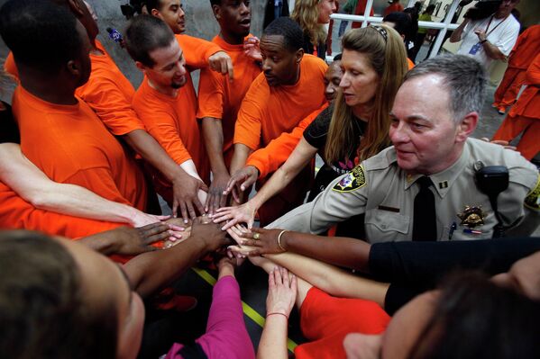 Шериф Сан-Франциско вместе с заключенными готовится к танцу в рамках протестной кампании против насилия над женщинами Пробуждение миллиарда