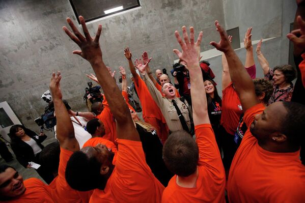 Шериф Сан-Франциско вместе с заключенными готовится к танцу в рамках протестной кампании против насилия над женщинами Пробуждение миллиарда