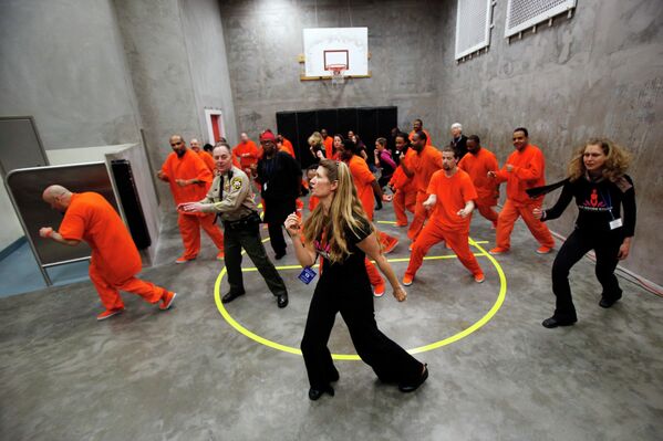 Шериф Сан-Франциско вместе с заключенными тануует в рамках протестной кампании против насилия над женщинами Пробуждение миллиарда