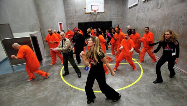 Шериф Сан-Франциско вместе с заключенными тануует в рамках протестной кампании против насилия над женщинами Пробуждение миллиарда