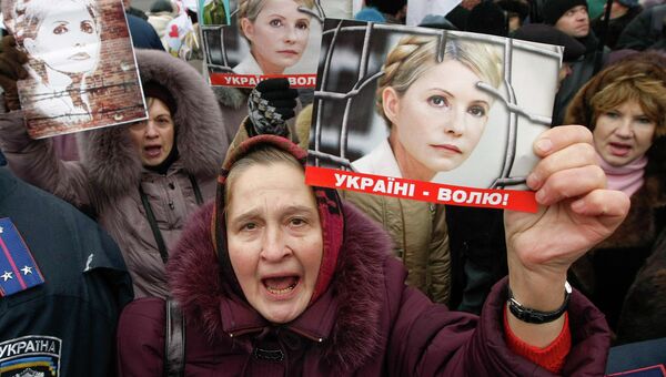 Сторонники Юлии Тимошенко у здания суда в Киеве