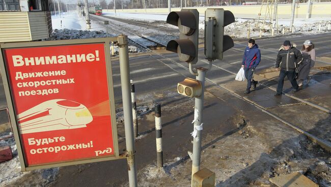 Переход через железнодорожные пути. Архивное фото