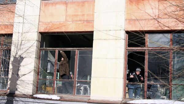 Жители Челябинска убирают стекла, выбитые взрывной волной во время падения космического объекта