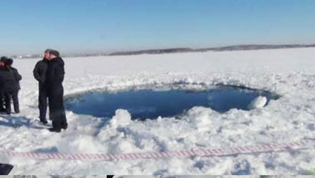 Сотрудники правоохранительных органов, экологи и специалисты МЧС на месте падения осколка метеорита в Челябинской области