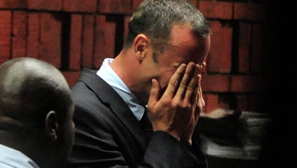 Спортсмен Оскар Писториус плачет в зале суда