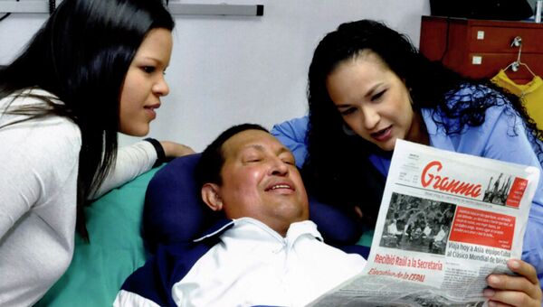 Уго Чавес с дочерьми в больнице
